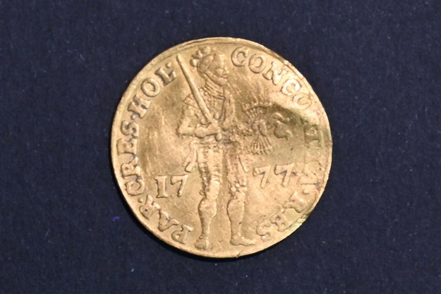 Złoty dukat z Niderlandów, datowany na 1777 rok, prezentowany w Muzeum Ziemi Kamieńskiej w Kamieniu Pomorskim /	Marcin Bielecki   /PAP