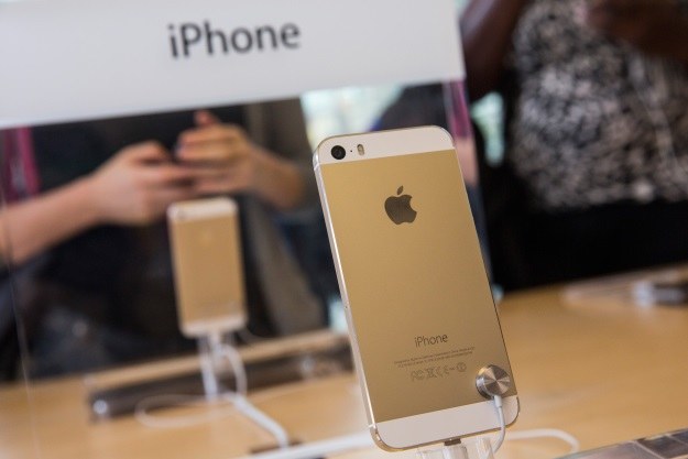 Złoty iPhone 5s to kopia smartfonów Samsunga czy odwrotnie? /AFP