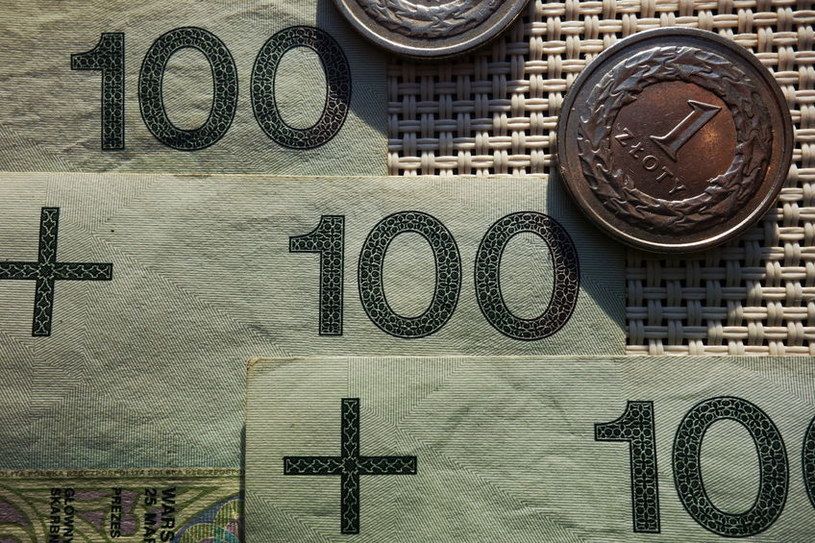 Złoty kończy tydzień w stabilnej kondycji, ale Trump miesza na rynkach