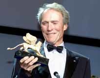 "Złoty Lew" w rękach szczęśliwego Clinta Eastwooda /EPA