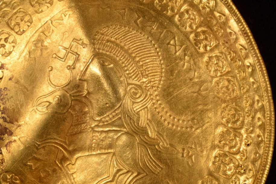 Złoty medalion z runiczną inskrypcją o Odynie /foto: Vejlemuseerne/Facebook /