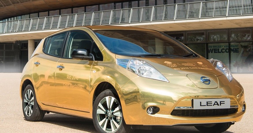 Złoty Nissan Leaf /Informacja prasowa