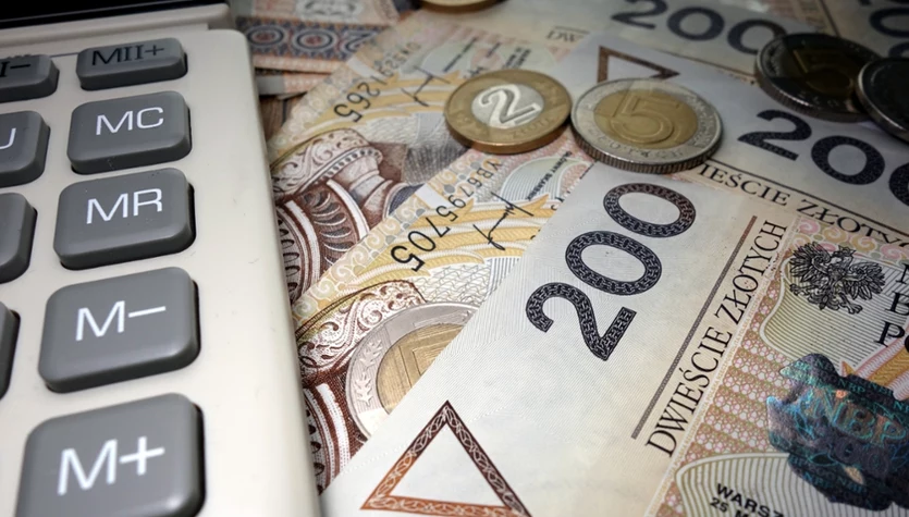Złoty po decyzji RPP ws. cięcia stóp. Ile kosztują euro, dolar i frank?