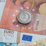 Złoty rośnie w siłę. Dolar mocuje się z euro