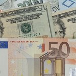 Złoty się szybko umacnia, bo słabnie dolar. Polska waluta tak silna nie była od roku 