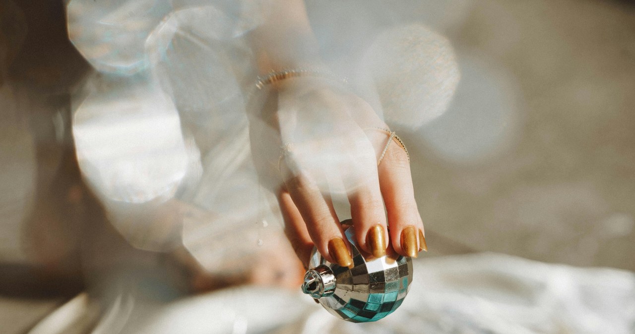 Złoty świąteczny manicure /Ari Roberts /Pexels.com