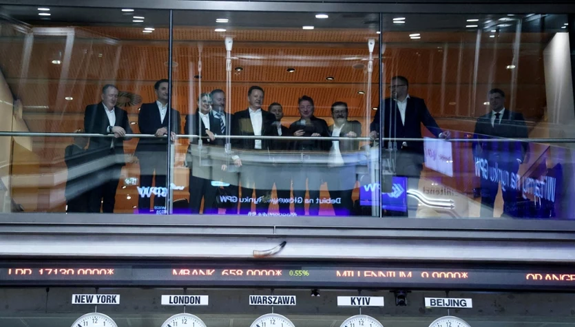 Złoty traci do euro i dolara, giełda w dół. Rynki pod presją polityki