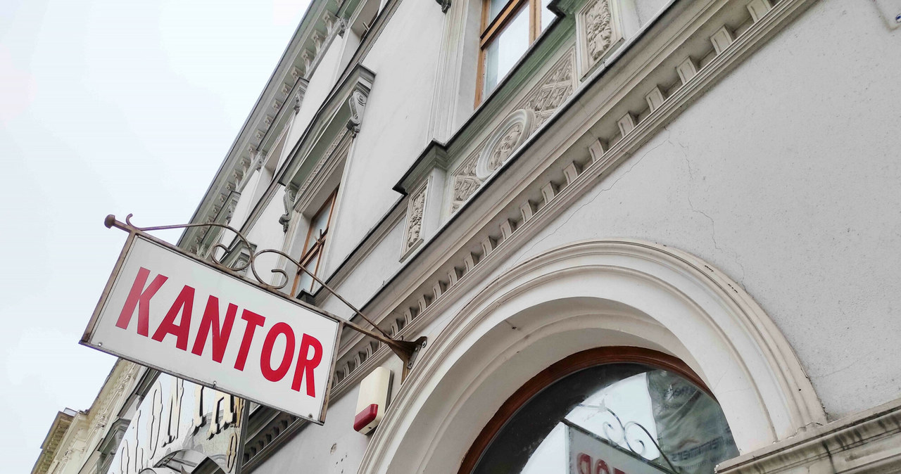 Złoty umacnia się po decyzji RPP /Piotr Kamionka /Reporter