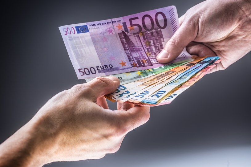 Złoty w środę rano tracił na wartości. Kurs euro wciąż jednak utrzymywał się poniżej 4,50 zł /123RF/PICSEL