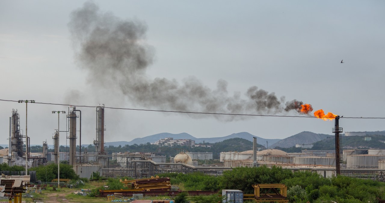 Złoża ropy naftowej znajdują się w zapadlisku Maracaibo /Manaure Quintero/Bloomberg /Getty Images