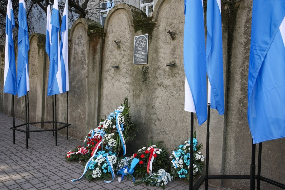 Złożenie kwiatów przy pozostałości murów getta w Krakowie //Łukasz Gągulski /PAP