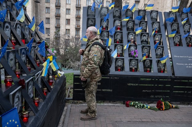 Złożenie kwiatów w Kijowie przed Pomnikiem Poległych podczas Rewolucji Godności w 2013 r. /Viacheslav Ratynskyi /PAP