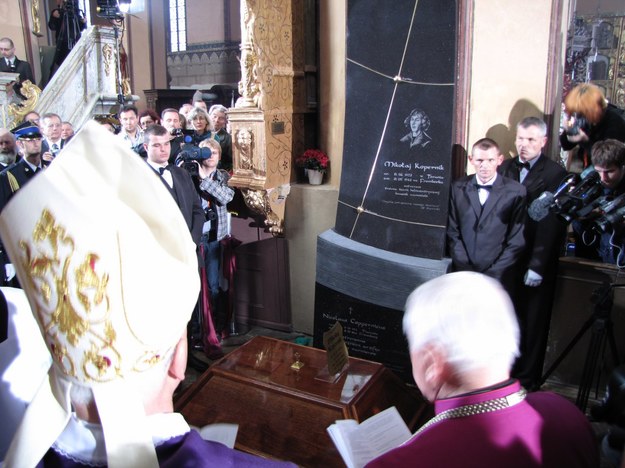 Złożenie sarkofagu ze szczątkami Kopernika do grobu. Fot. RMF FM.