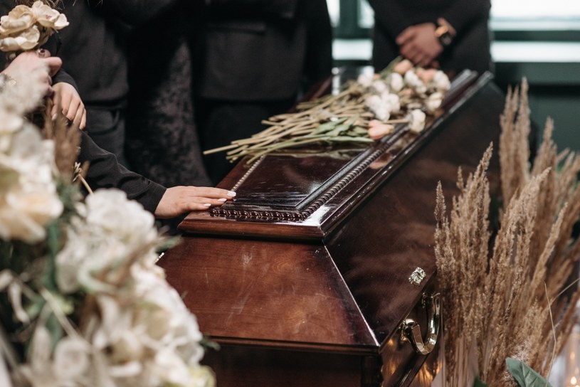 Złożenie wniosku o zasiłek pogrzebowy z ZUS jest całkowicie darmowe. Komu przysługuje świadczenie i jaka jest wysokość zasiłku pogrzebowego? /pexels /materiał zewnętrzny