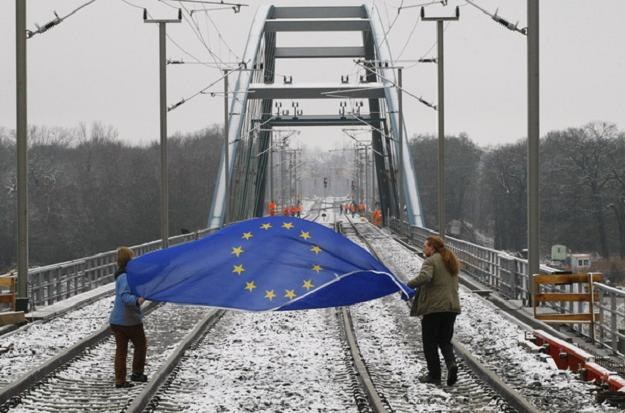 Zły stan infrastruktury kolejowej utrudnia prowadzenie w Polsce działalności przewozowej /AFP