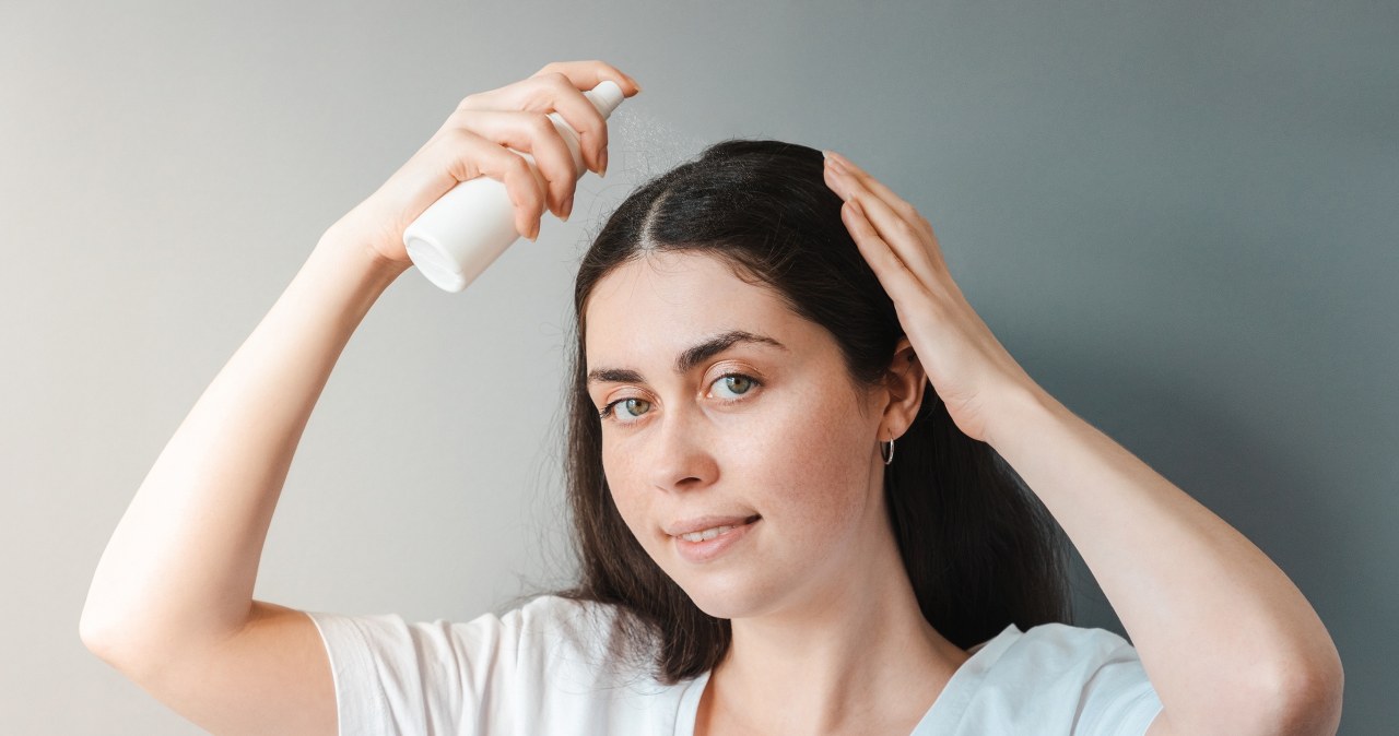 Zmagasz się z problemem osłabionych i wypadających włosów? Ta naturalna wcierka pomoże ci je wzmocnić i pobudzić wzrost /Pixel