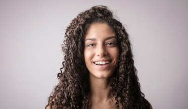 Zmagasz się z przetłuszczającą się skórą głowy? Naturalna maska to mało znane remedium