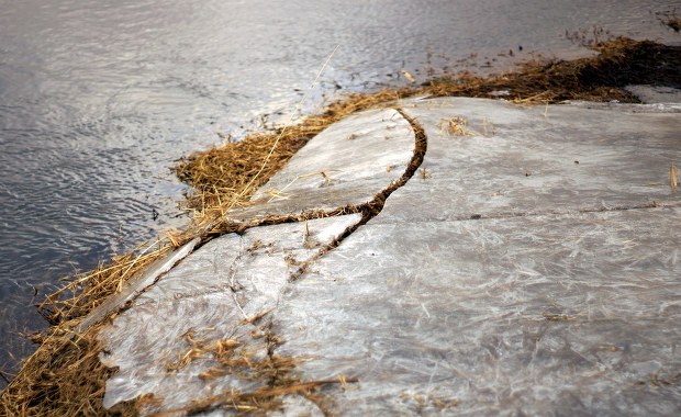 Zmarł 14-latek, który wpadł pod lód w stawie w Rudzińcu 