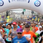 Zmarł biegacz, który stracił przytomność na trasie Maratonu Warszawskiego. Prokuratura bada sprawę