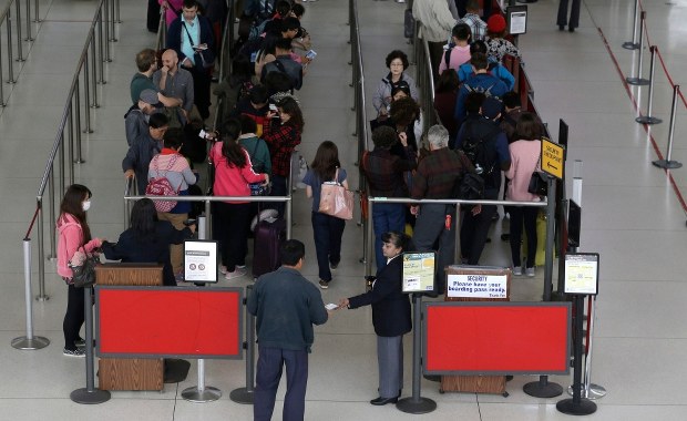 Zmarł Brytyjczyk zarażony ebolą. Na Wyspach zaostrzają kontrole na lotniskach