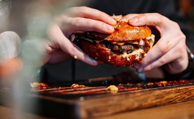 Zmarł cztery godziny po zjedzeniu hamburgera. Powodem rzadka alergia