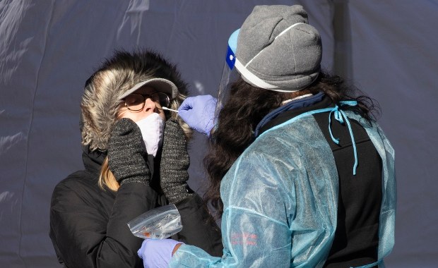 Zmarła pierwsza osoba zarażona wariantem Omikron w USA