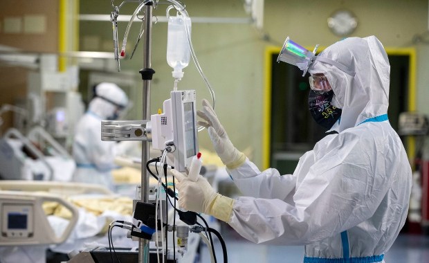 Zmarło 102 chorych na Covid-19, wykryto blisko 7 tysięcy zakażeń koronawirusem. Znamy statystyki z Nowego Roku