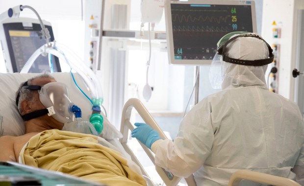 Zmarło 303 chorych z Covid-19, przybyło 5 864 zakażonych koronawirusem. Nowe dane MZ