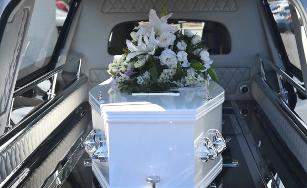 Zmarły przeleżał w łóżku dwa miesiące. Służby komunalne o nim zapomniały