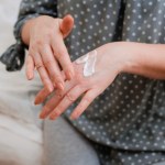 Zmarszczki na palcach po kąpieli. Co mówią o naszym zdrowiu? 