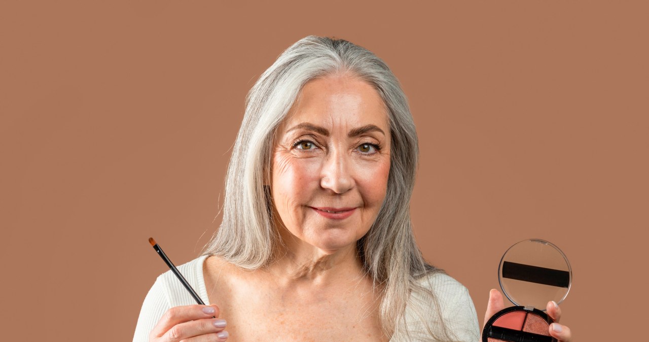 Zmarszczki są naturalną częścią dojrzałej cery, ale odpowiedni makijaż potrafi je sprytnie „zmiękczyć”