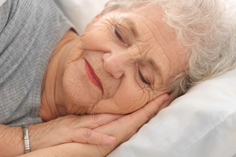 Zmarszczki senne pogłębiają się coraz szybciej wraz z wiekiem. To efekt naturalnego starzenia skóry, ale także rzadszych zmian pozycji w trakcie snu. /123RF/PICSEL