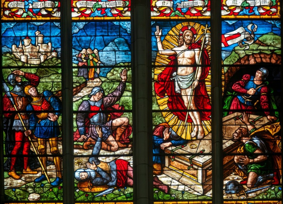 Zmartwychwstania Jezusa Chrystusa na XVI-wiecznym witrażu w kościele w Chalons en Champagne we Francji /Shutterstock