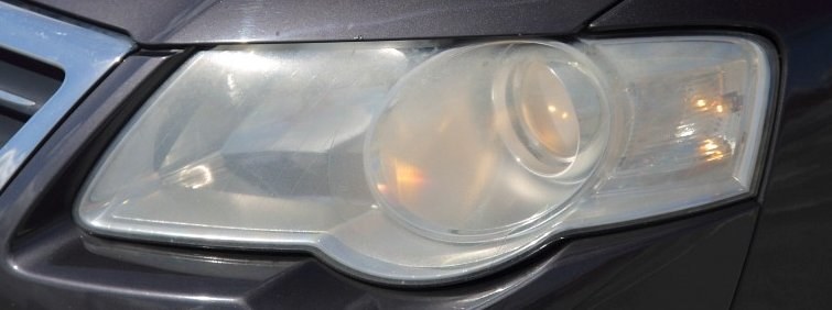 Zmatowiałe lampy przednie. To zwykłe halogeny, nie popularne „ksenony”. Widać już spadek ich skuteczności. /Motor