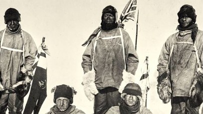 Zmęczeni, przemarznięci i zrezygnowani. Historyczne "selfie" ekspedycji Scotta na aukcji