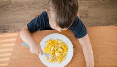 Zmęczenie, infekcje i większa drażliwość. Tak u dzieci objawia się niedobór witaminy D