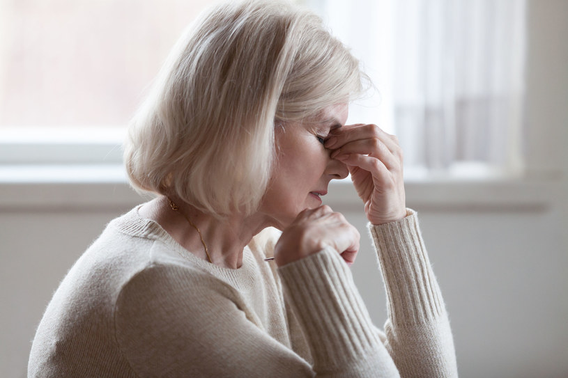 Zmęczenie może być jednym z objawów menopauzy /123RF/PICSEL