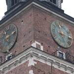 Zmiana czasu na letni. Kto przesunie wskazówki na zegarze z Wieży Ratuszowej w Krakowie?