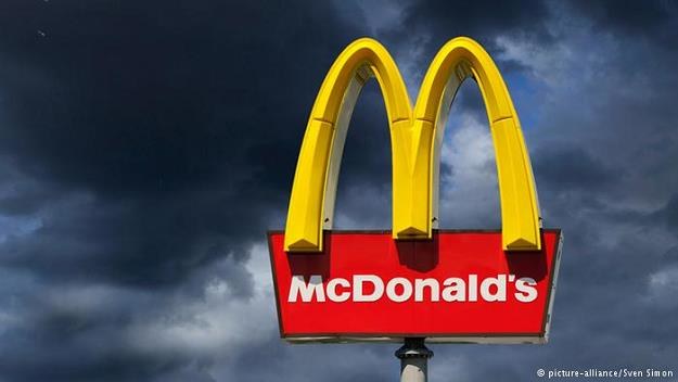 Zmiana nawyków żywieniowych i konkurencja zmuszają koncern McDonald'sa do zmiany kursu /Deutsche Welle