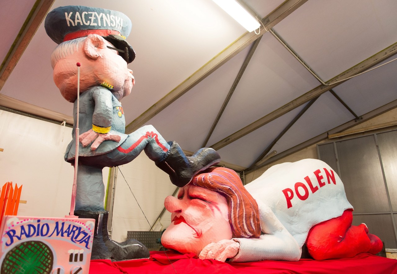 Polska pod butem Kaczyńskiego. Kontrowersyjna karykatura na paradzie w Niemczech - RMF 24