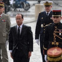 Po uroczystości zaprzysiężenia nowy prezydent Francji złożył wieniec przy Grobie Nieznanego Żołnierza pod Łukiem Triumfalnym 