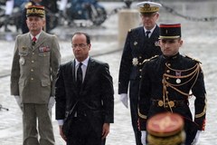Zmiana warty w Pałacu Elizejskim. Hollande zaprzysiężony na prezydenta