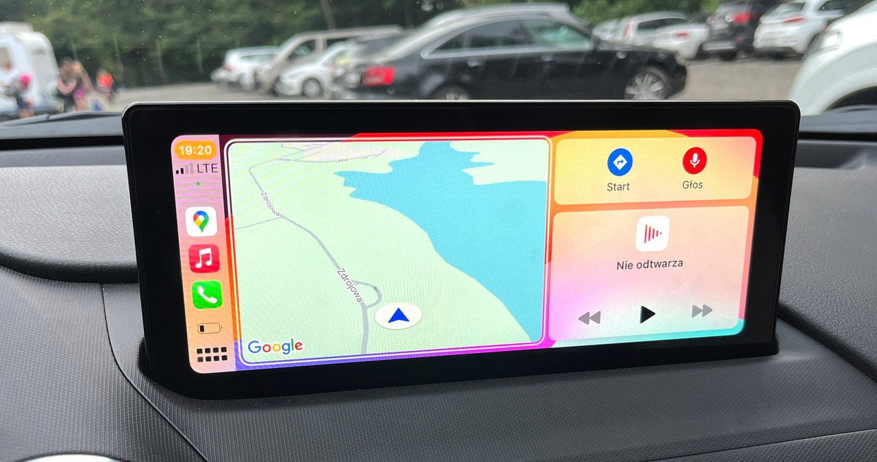 Zmianą we wnętrzu sportowej Mazdy jest nowy wyświetlacz multimedialny. Obsługuje Apple CarPlay i Android Auto. /Krzysztof Mocek