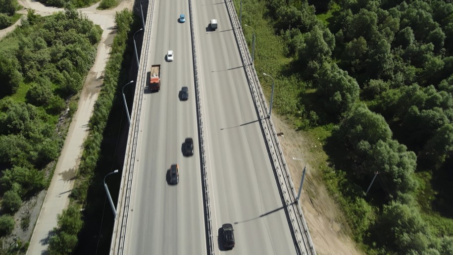 Biały romb na niebieskim tle. Kierowcy z Polski nie wiedzą co oznacza ten znak drogowy