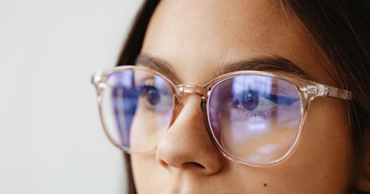 Zmiany nawyków i małe triki sprawią, że okulary nie zniszczą podkładu /Karola G /pexels.com