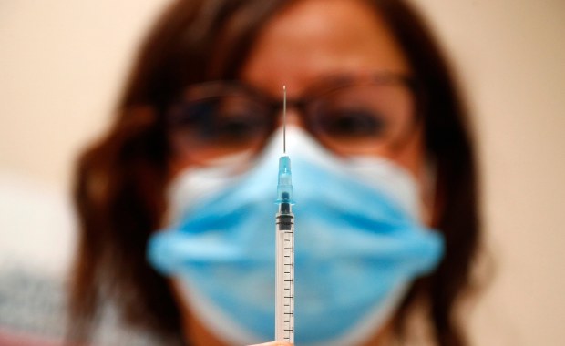 Zmiany w kolejce do szczepień. Rząd: Korygujemy nasz błąd