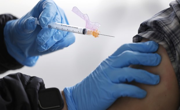 Zmiany w Narodowym Programie Szczepień. Dłuższe oczekiwanie na 2. dawkę szczepionki