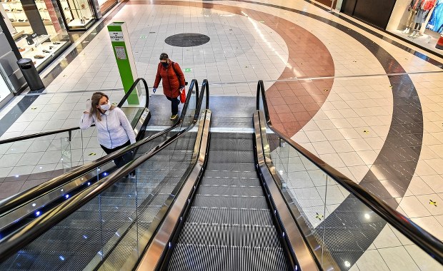 Zmiany w obostrzeniach: Otwarte sklepy w galeriach, zniesione godziny dla seniorów 