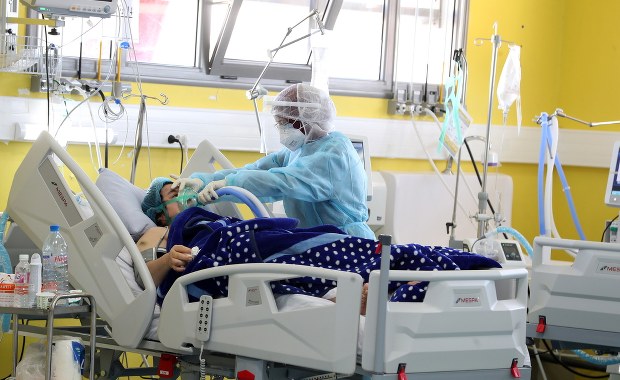 Zmiany w obostrzeniach w Polsce. W Wielkiej Brytanii słabnie epidemia koronawirusa [RELACJA]