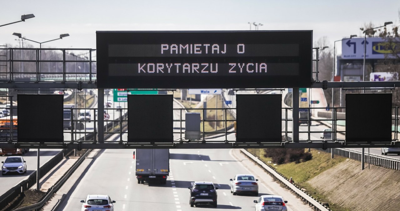 Zmiany w Prawie o ruchu drogowym, wprowadzające tzw. korytarz życia, weszły już w życie już kilka lat temu. /Adam Burakowski/REPORTER /East News